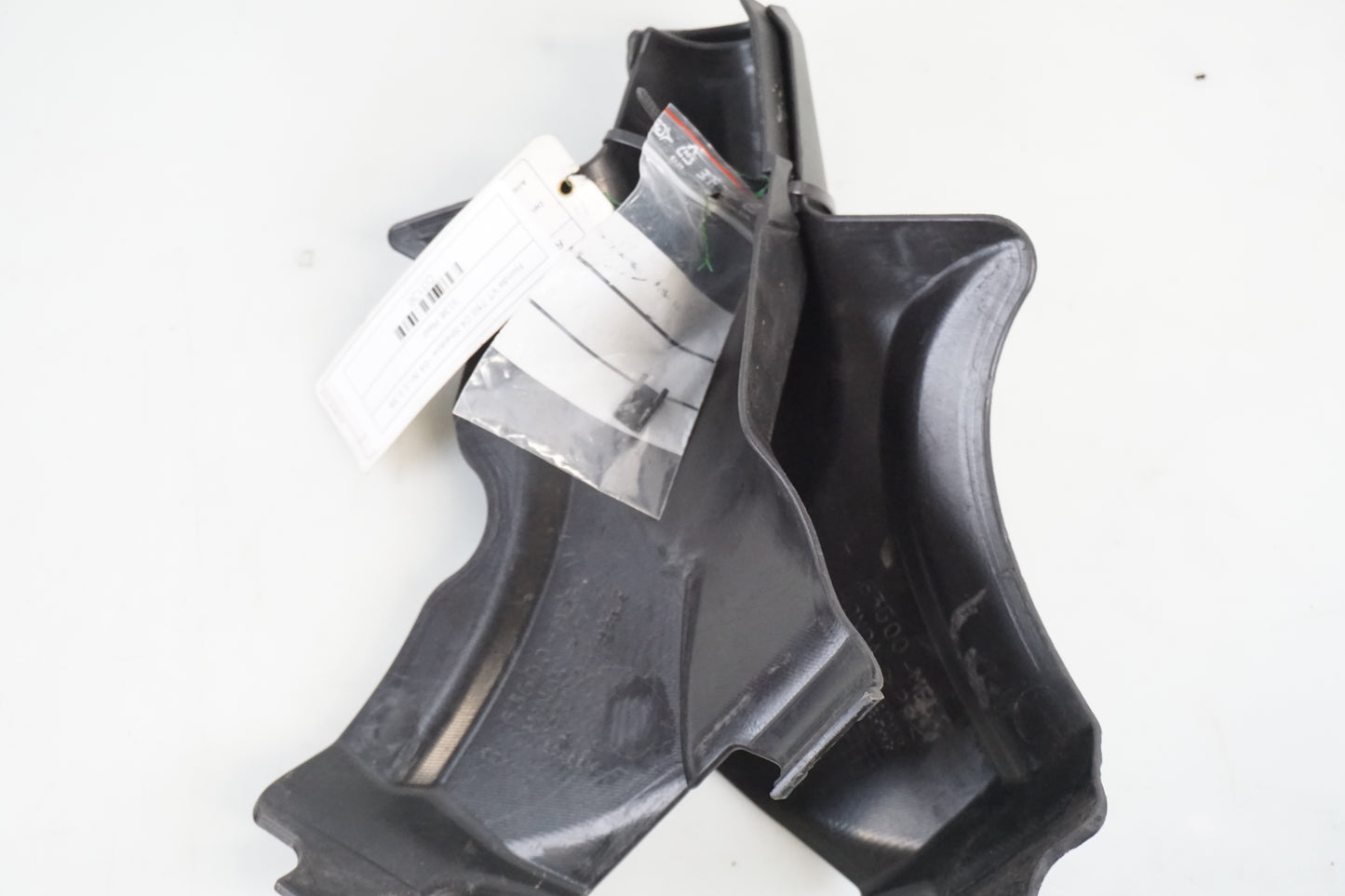 Snett nerifrån på Plast från en Honda VT 750 -2004 motorcykel.