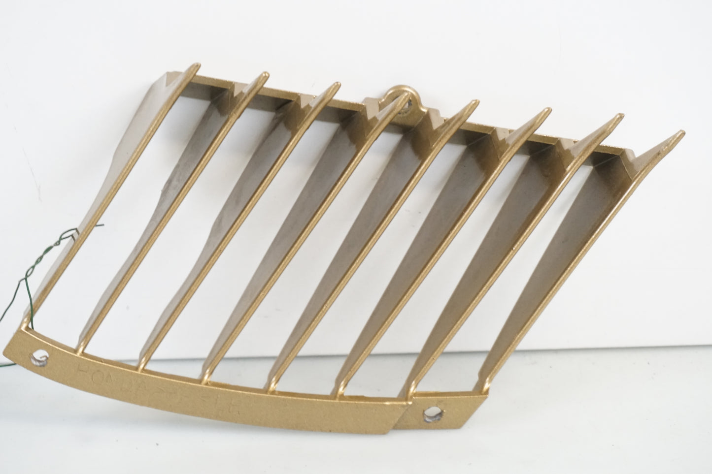 Snett nerifrån på Vattenkylgaller från en Honda VFR 750 -1995 motorcykel.