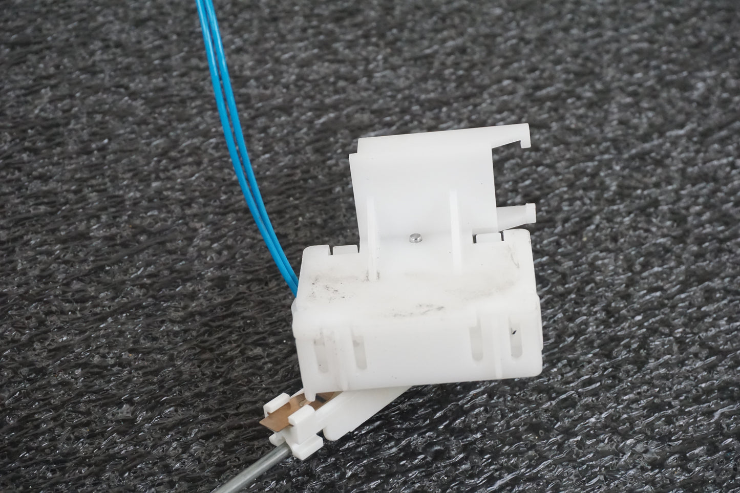 Snett nerifrån på Bensintankgivare från en BMW S 1000 R -2015 motorcykel.