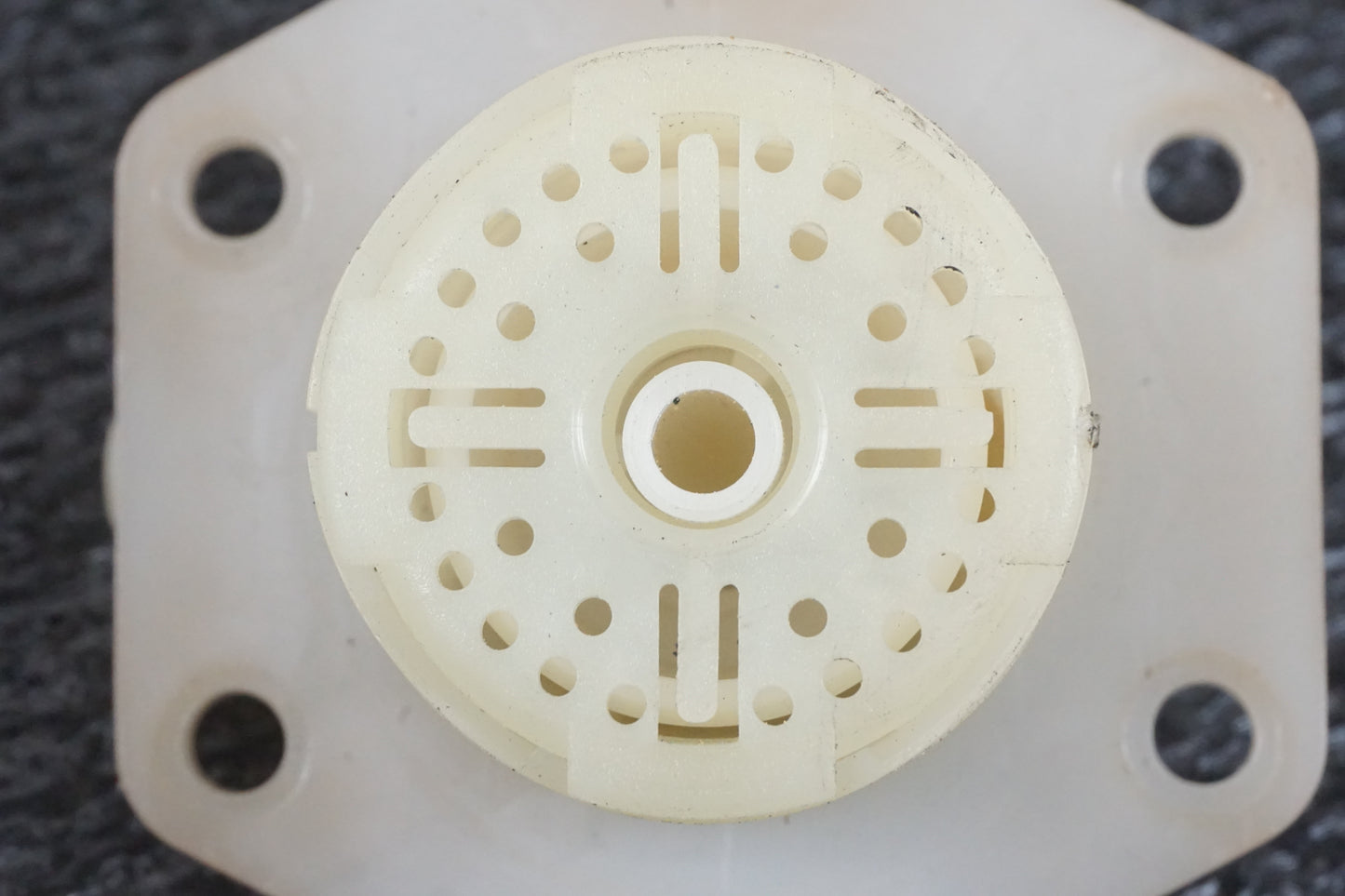 Extrabild1 på Bensintanksavluftare från en BMW K 1200 S -2006 motorcykel.