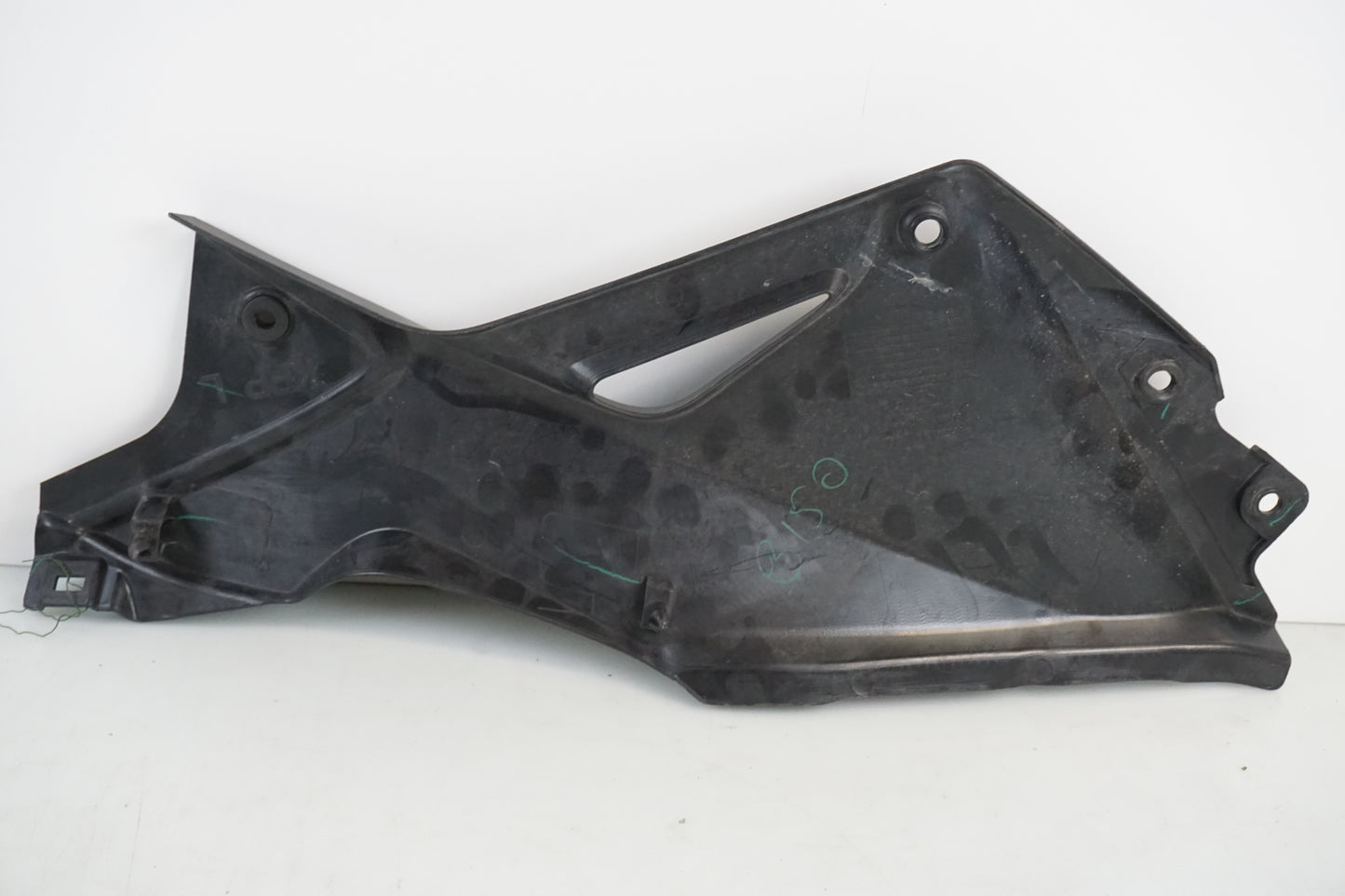 Snett nerifrån på Sidopanel från en Honda CBR 125 R -2011 motorcykel.