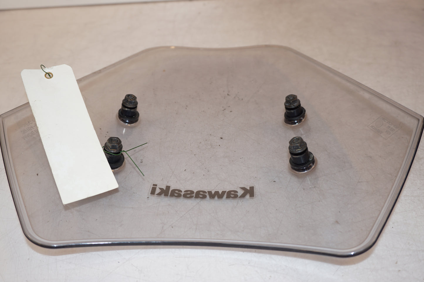 Extrabild2 på Vindruta från en Kawasaki Versys 650 -2007 motorcykel.