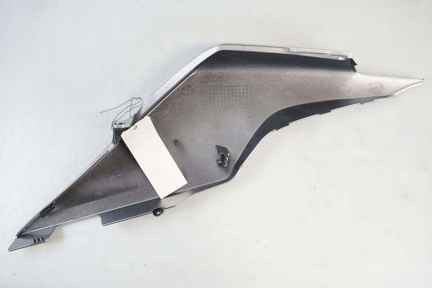 Snett nerifrån på Sidopanel från en Honda VFR 1200 -2010 motorcykel.