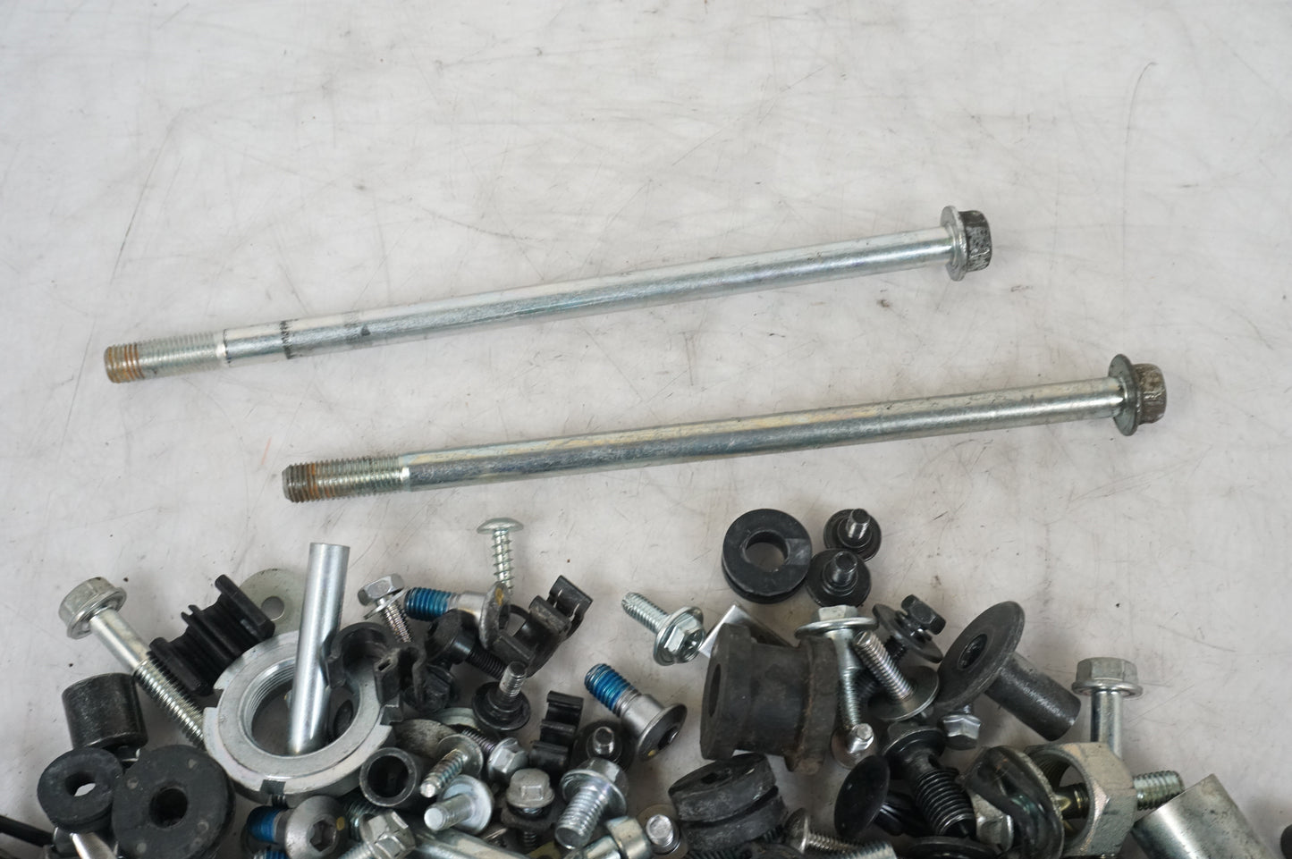 Schraube / Mutter usw.