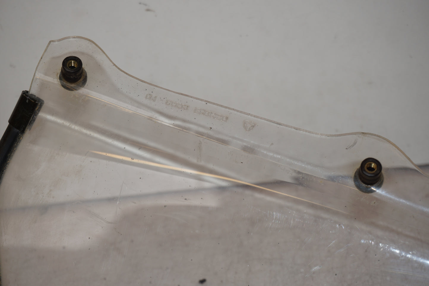 Extrabild4 på Vindruta från en Aprilia RSV 1000 -2004 motorcykel.