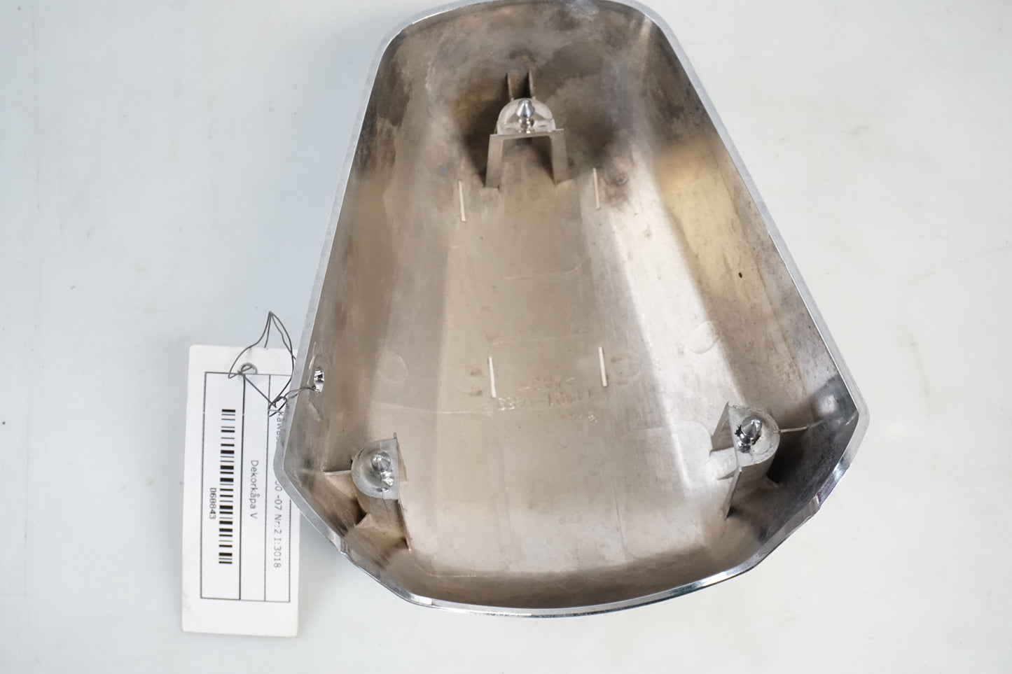 Snett nerifrån på Dekorkåpa från en Kawasaki VN 900 -2007 motorcykel.