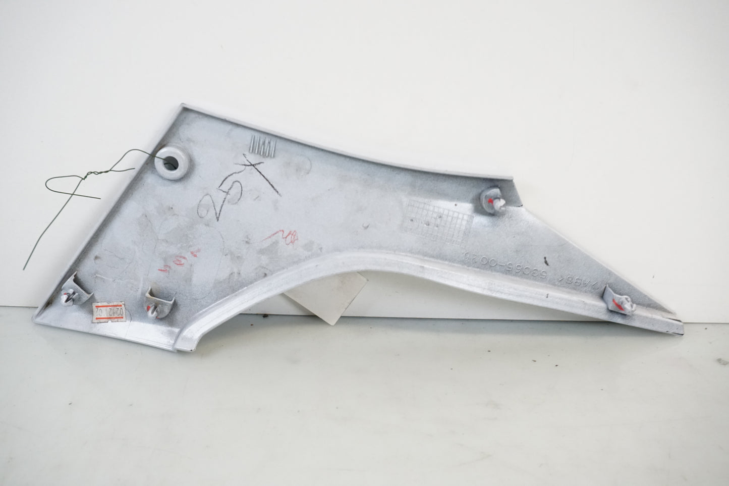 Snett nerifrån på Sidopanel från en Kawasaki Ninja 300 -2014 motorcykel.