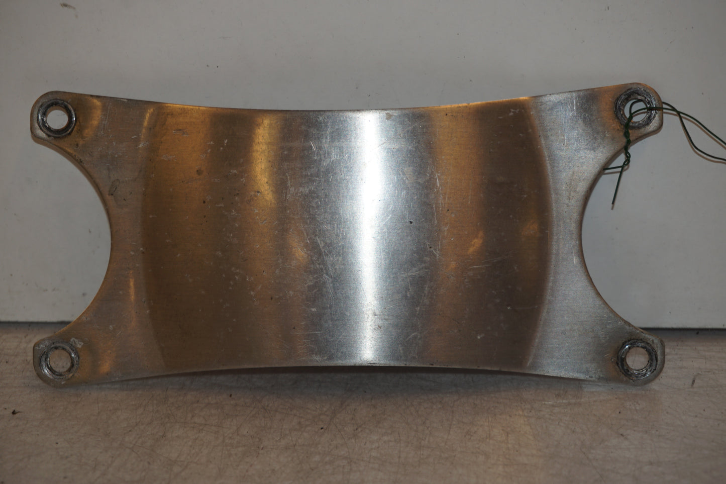 Vänster sida på Framskärmens aluplatta från en Yamaha FZR 1000 -1988 motorcykel.