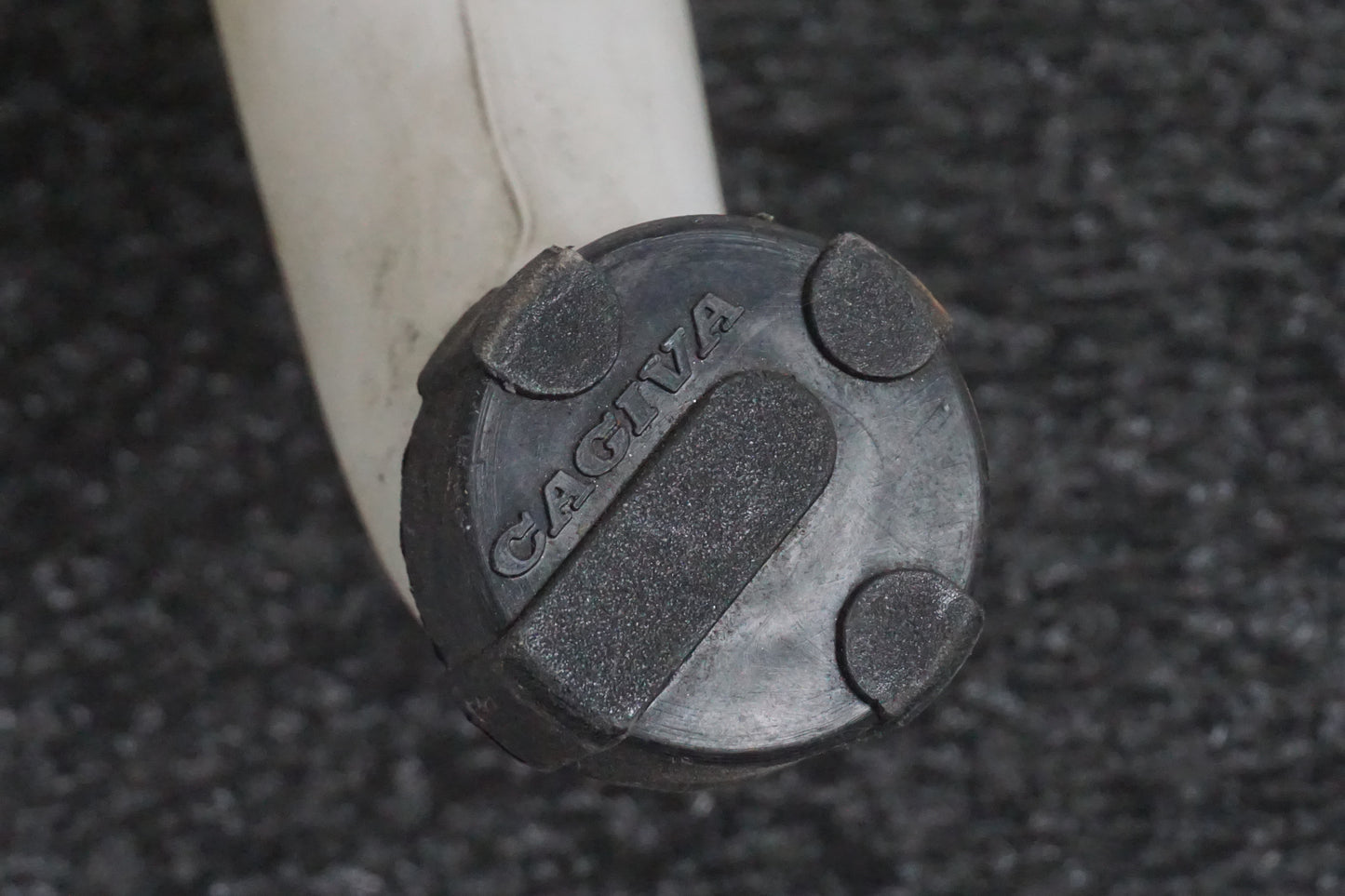 Snett uppifrån på Vattenexpansionskärl från en Cagiva Raptor 1000 -2002 motorcykel.