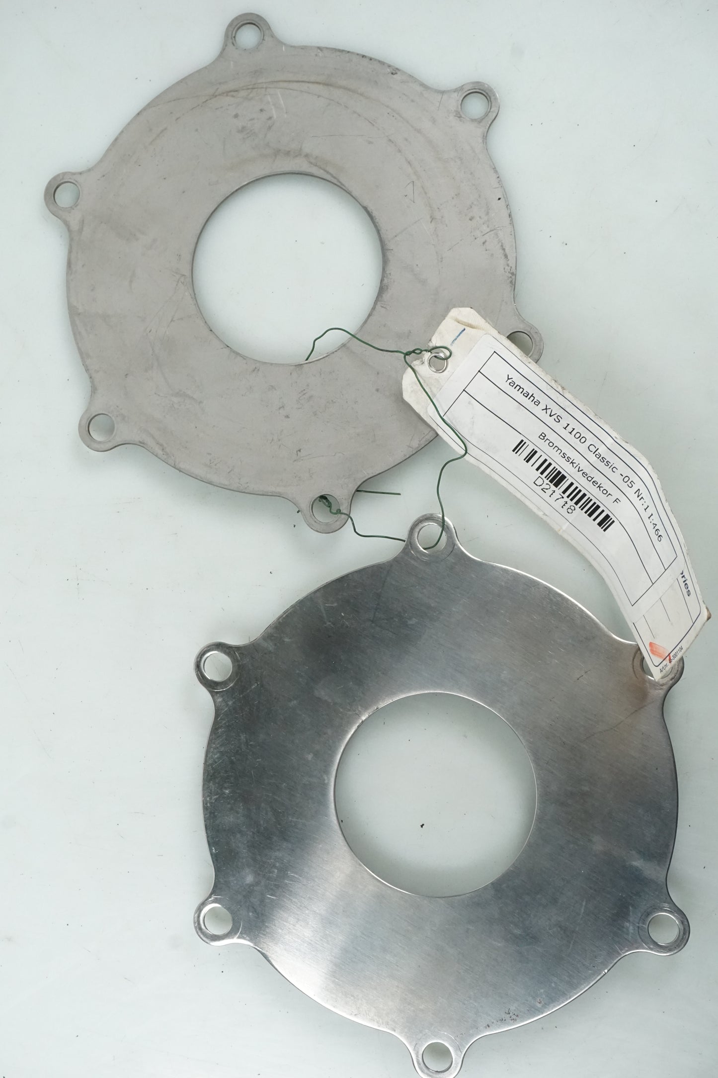Vänster sida på Bromsskivedekor från en Yamaha XVS 1100 -2005 motorcykel.