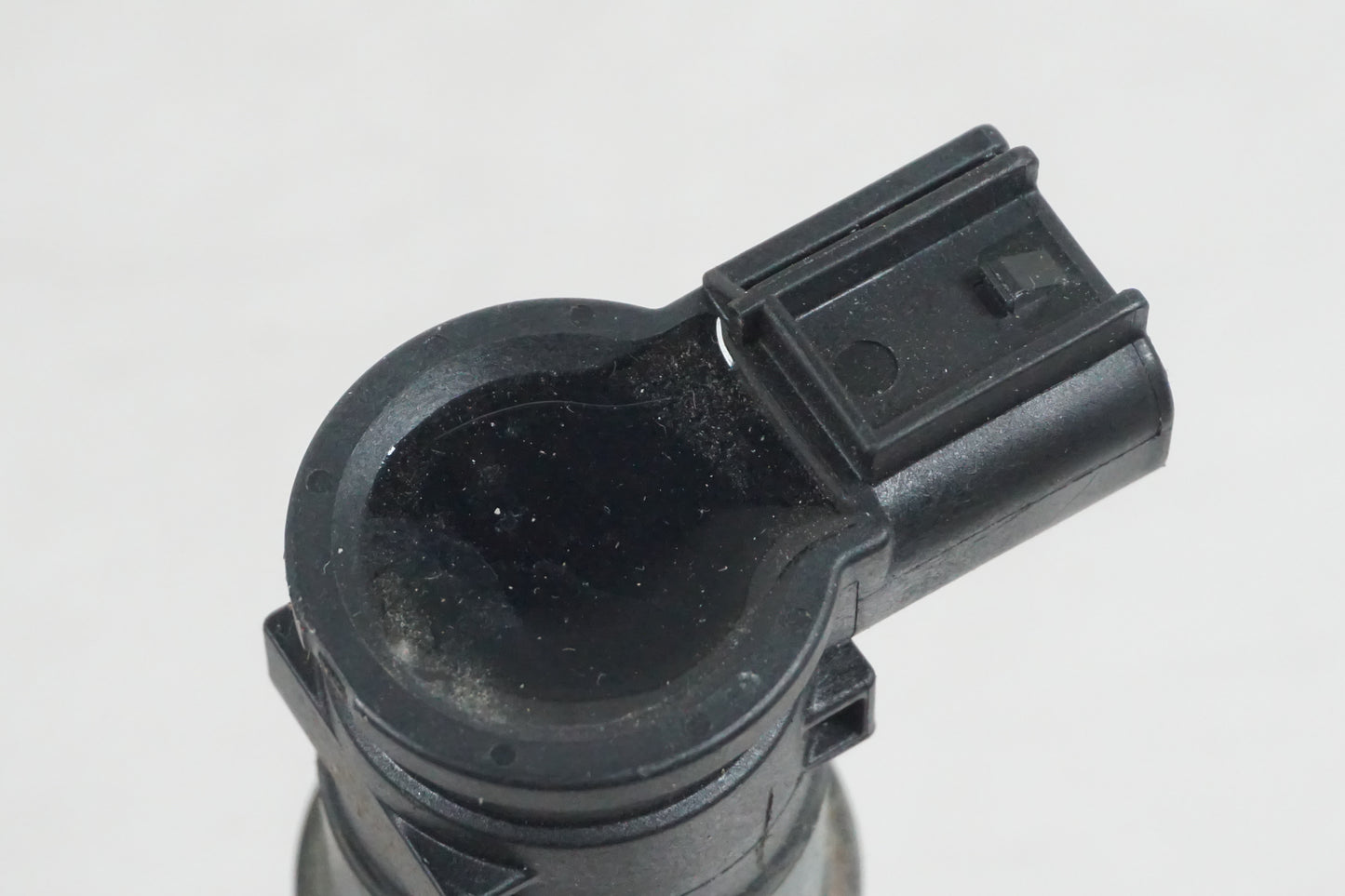 Snett uppifrån på Tändspole från en Suzuki GSF 650 -2011 motorcykel.