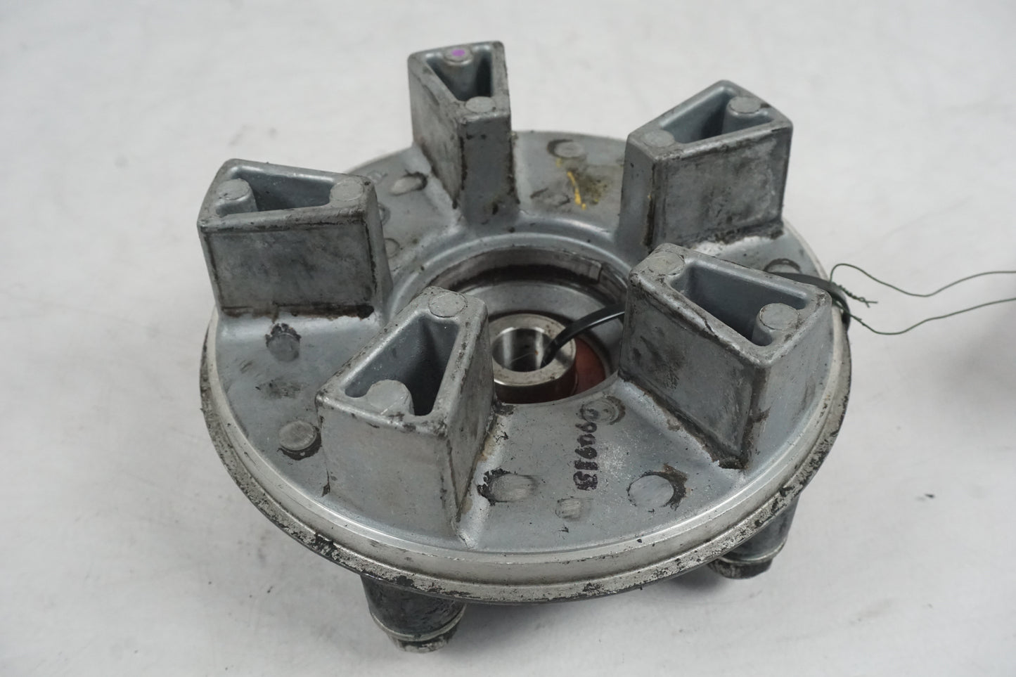 Snett nerifrån på Drevfäste från en Honda CB 500 F -2013 motorcykel.