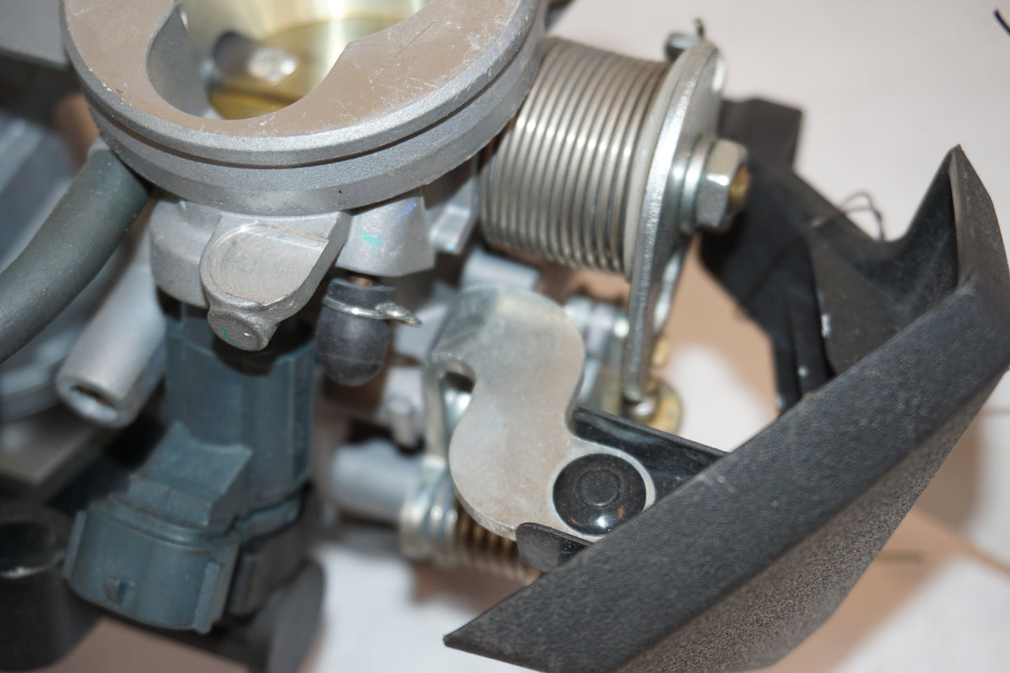 Extrabild5 på Spjällhus från en Kawasaki Z 800 -2014 motorcykel.