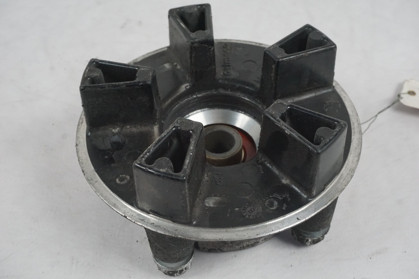 Snett uppifrån på Drevfäste från en Honda CBF 1000 -2007 motorcykel.