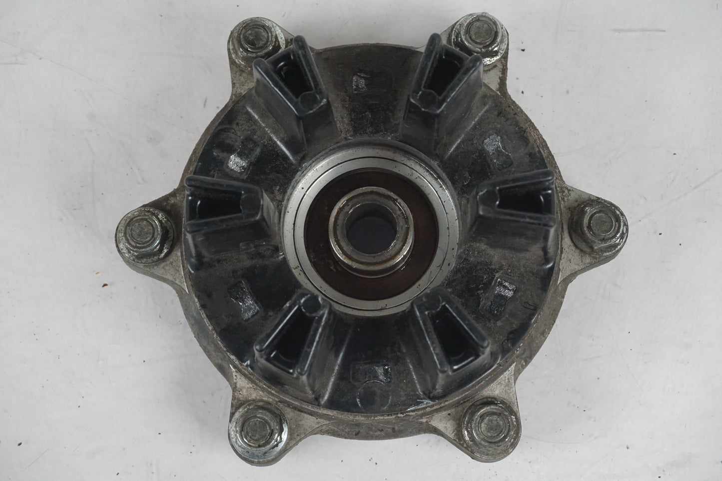 Snett uppifrån på Drevfäste från en Honda XL 650 V -2004 motorcykel.