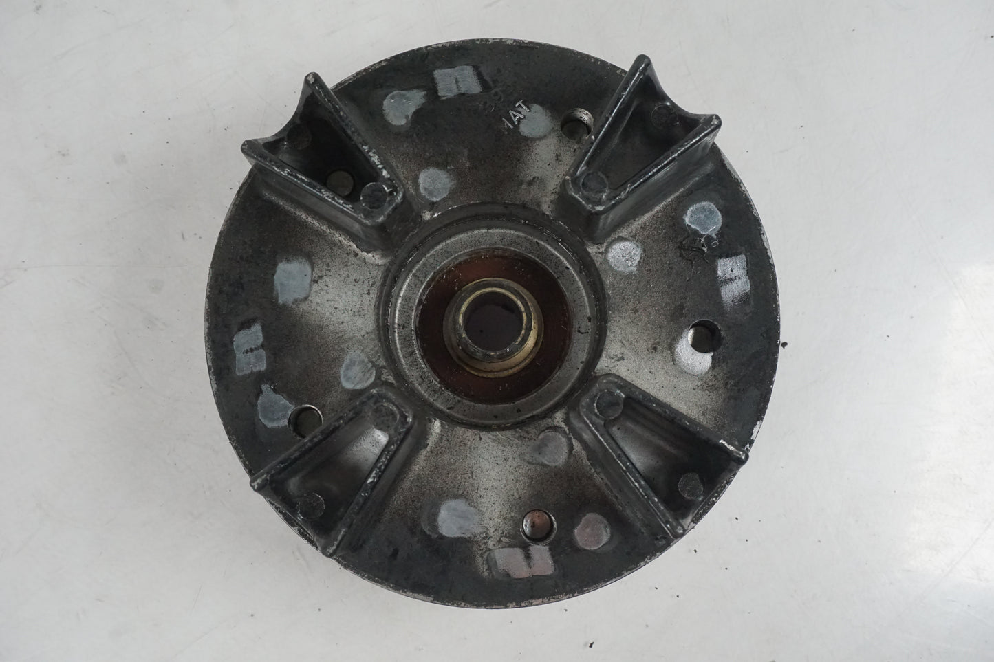 Snett nerifrån på Drevfäste från en Honda CBR 1100 XX -1998 motorcykel.