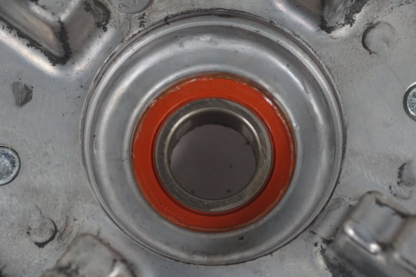 Snett uppifrån på Drevfäste från en Honda CBR 125 R -2011 motorcykel.