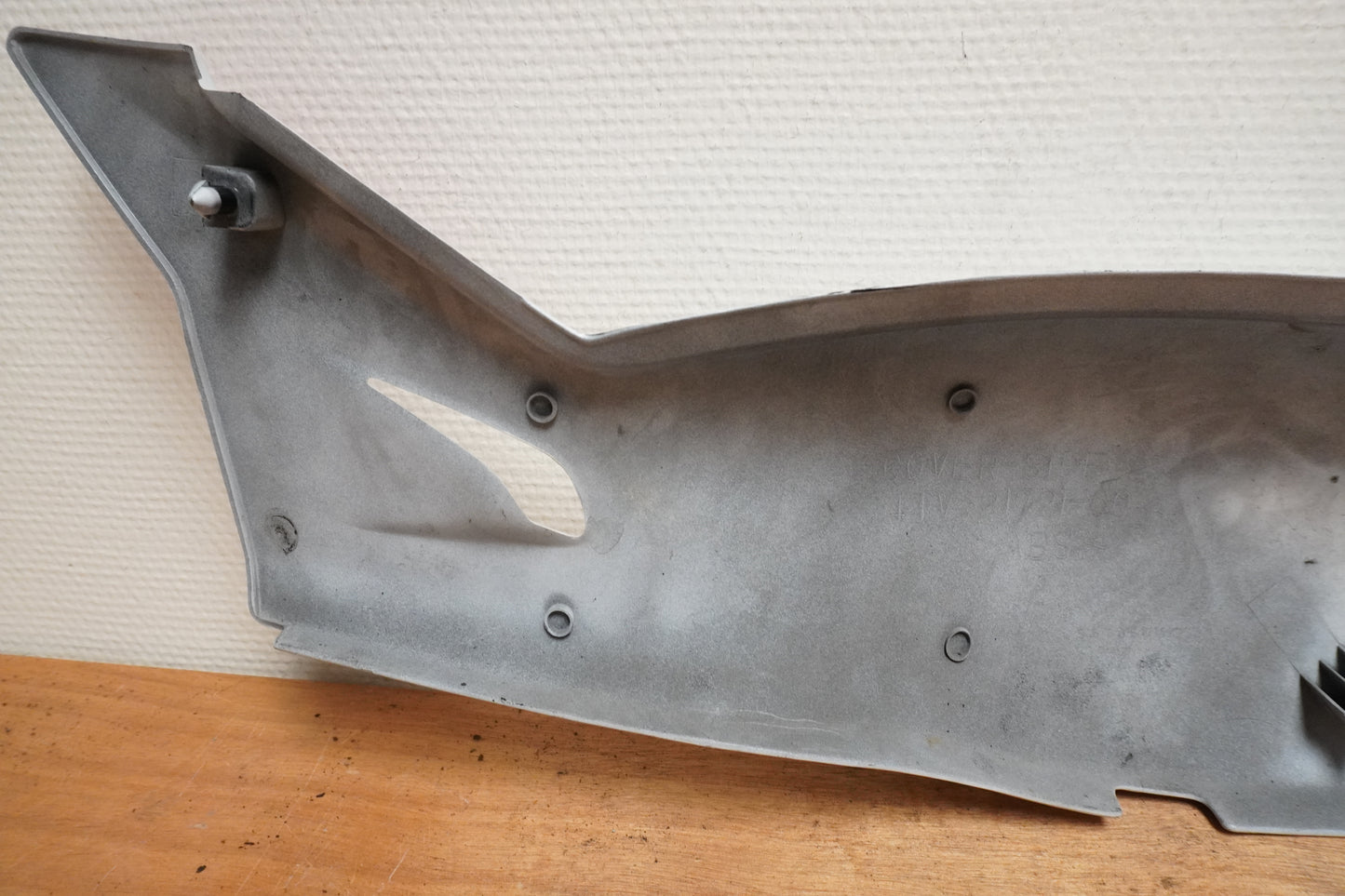 Snett nerifrån på Bakvinge från en Yamaha YZF 600 R -1996 motorcykel.