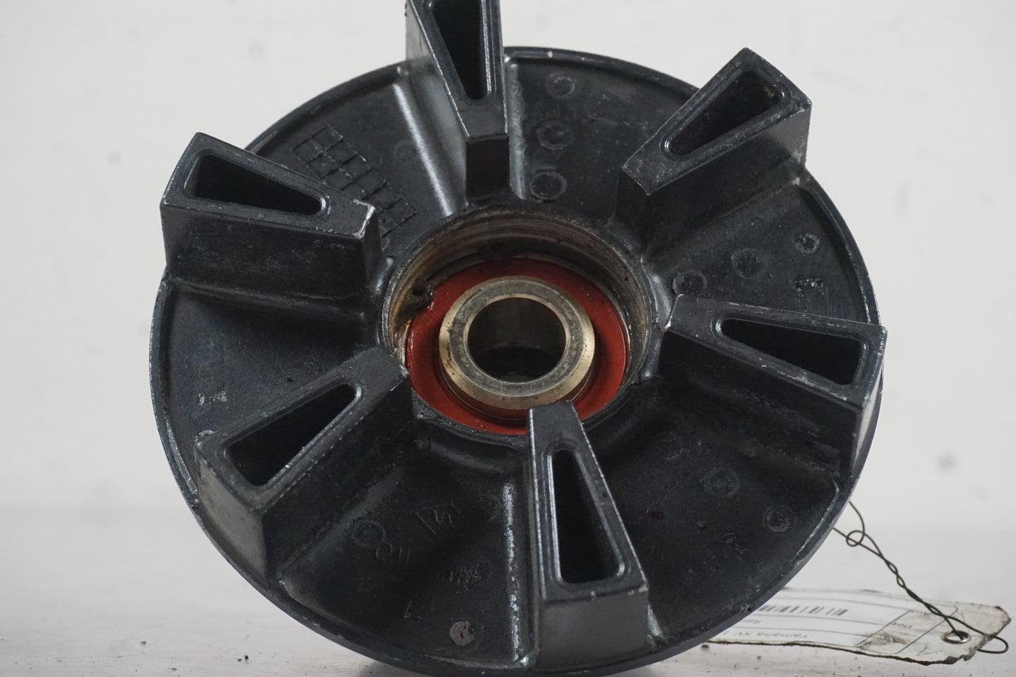 Snett nerifrån på Remhjulsfäste från en Yamaha XV 1700 -2003 motorcykel.