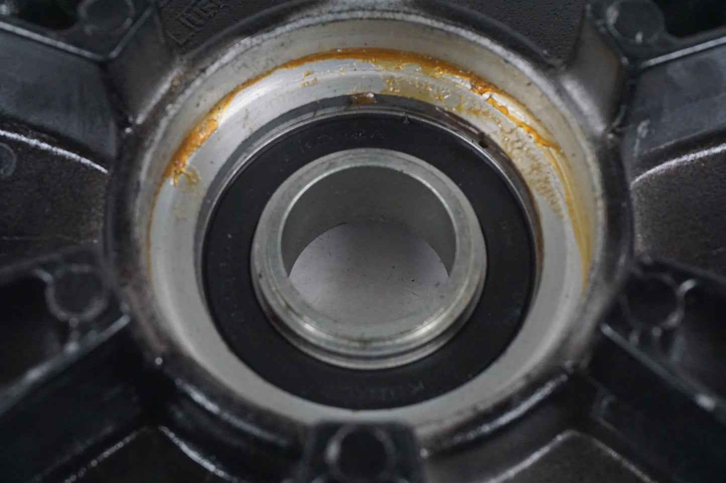 Snett uppifrån på Drevfäste från en Yamaha FZ-8 -2011 motorcykel.