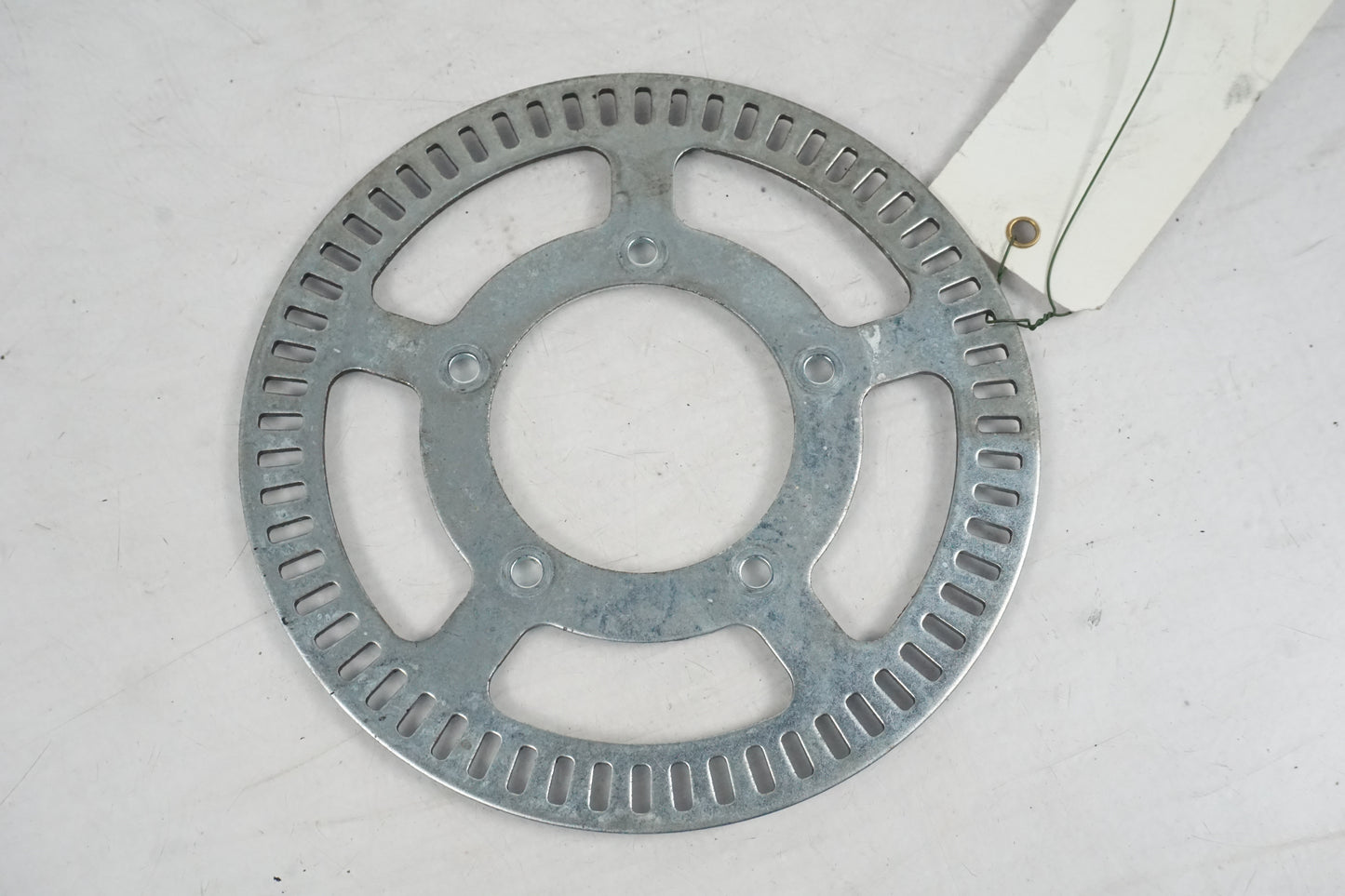 Baksidan på ABS krans från en Triumph Rocket III -2011 motorcykel.