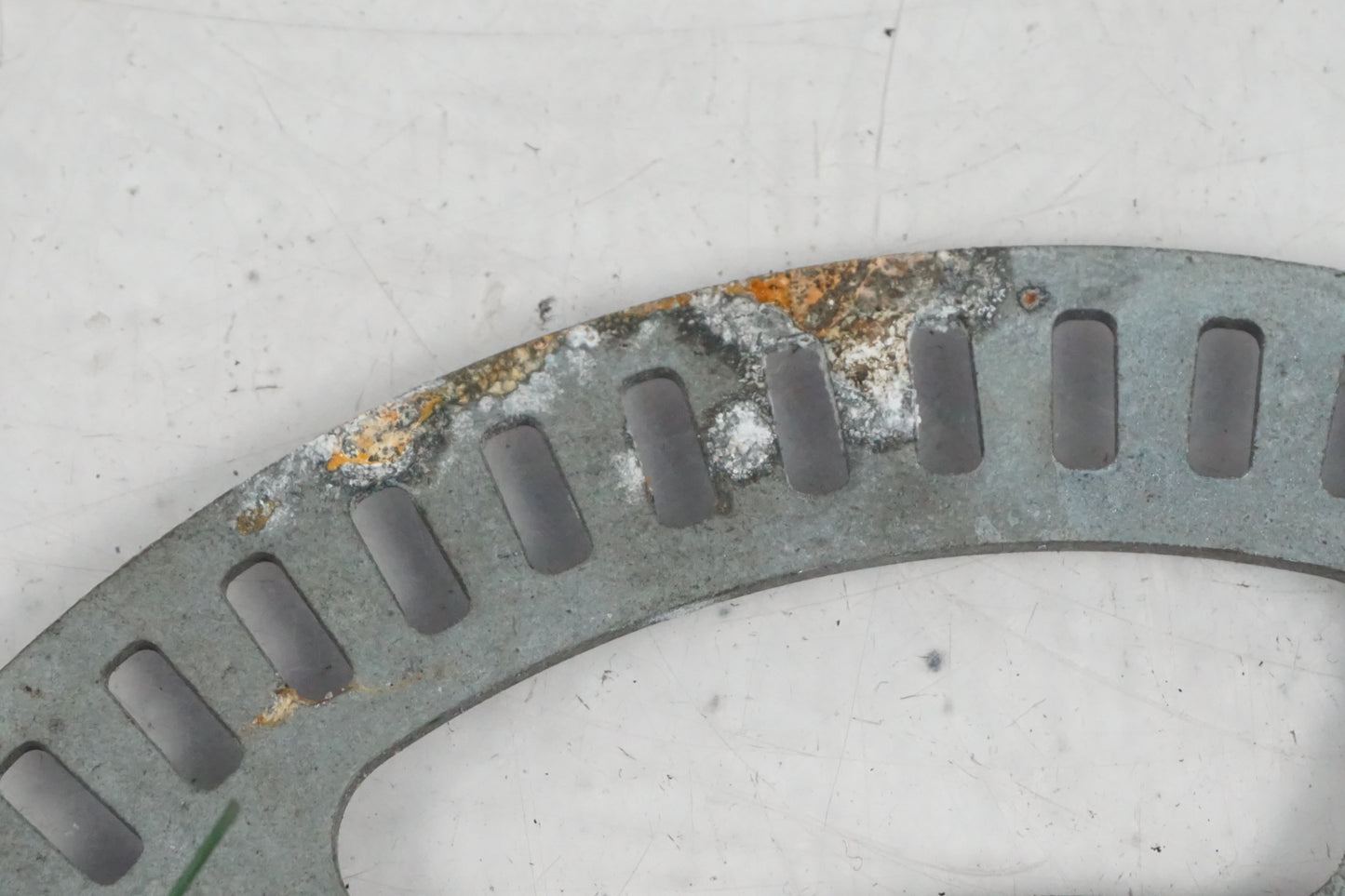 Vänster sida på ABS krans från en Triumph Tiger -2007 motorcykel.