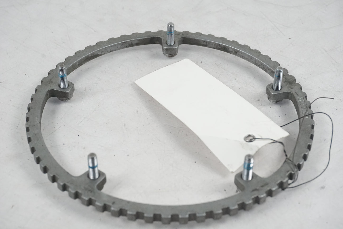 Höger sida på ABS krans från en Triumph Tiger -2012 motorcykel.