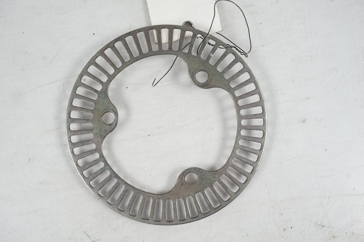 Höger sida på ABS krans från en KTM 125 Duke -2013 motorcykel.