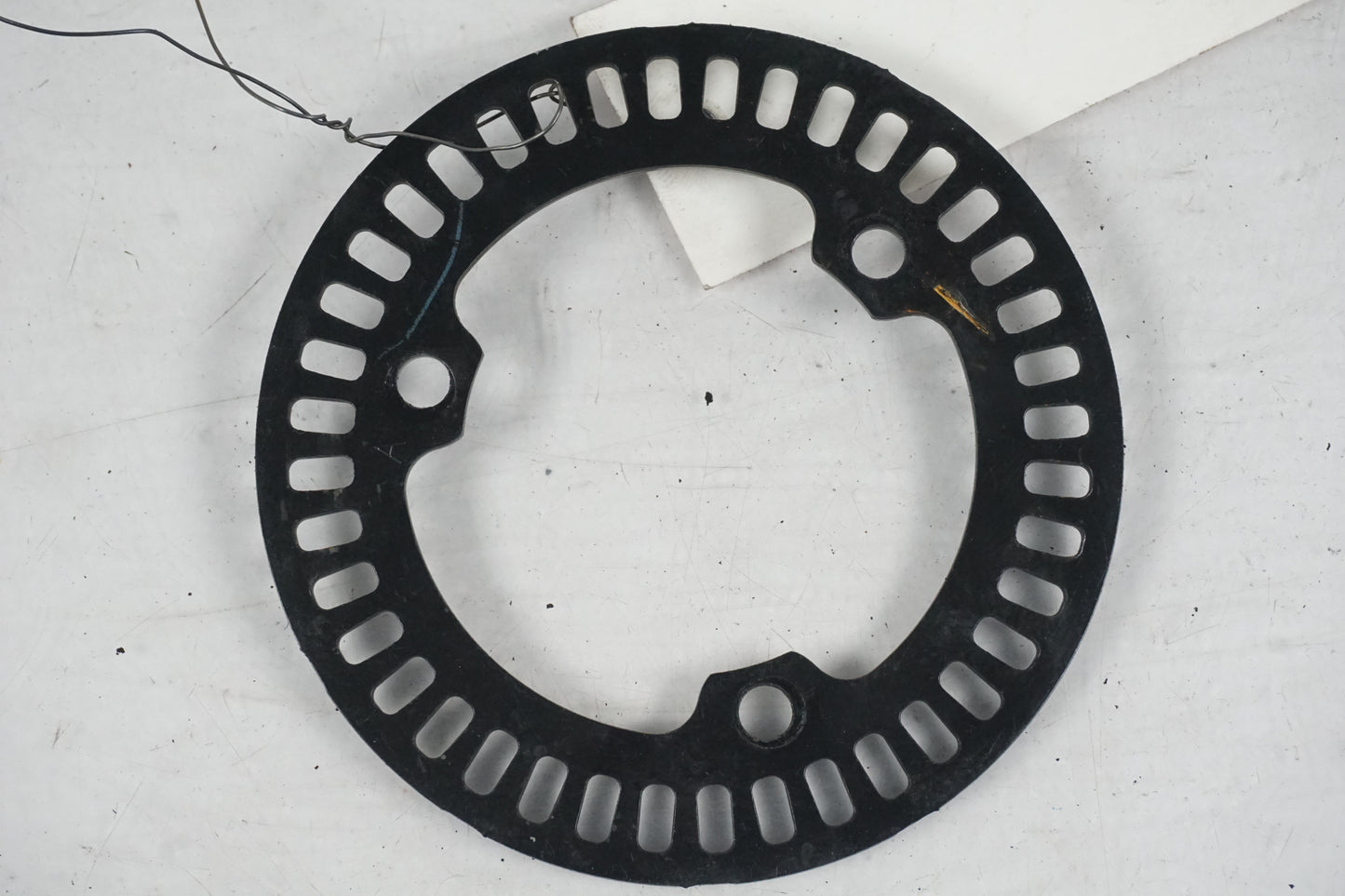 Baksidan på ABS krans från en Yamaha MT-07 Tracer -2016 motorcykel.