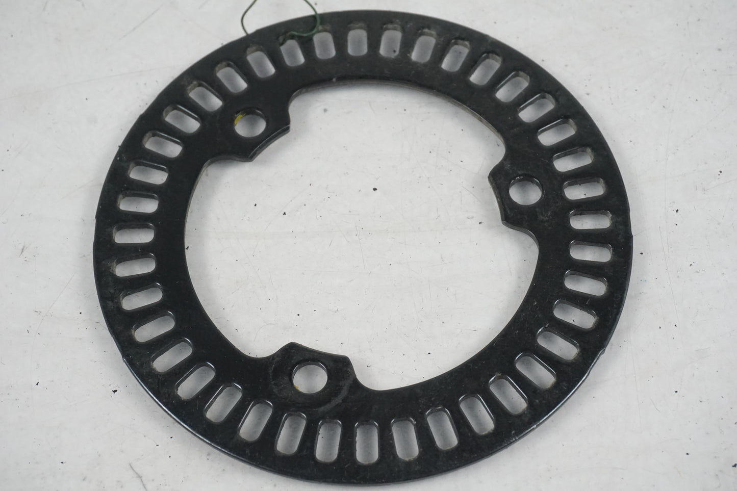 Höger sida på ABS krans från en Yamaha MT-09 Tracer -2016 motorcykel.