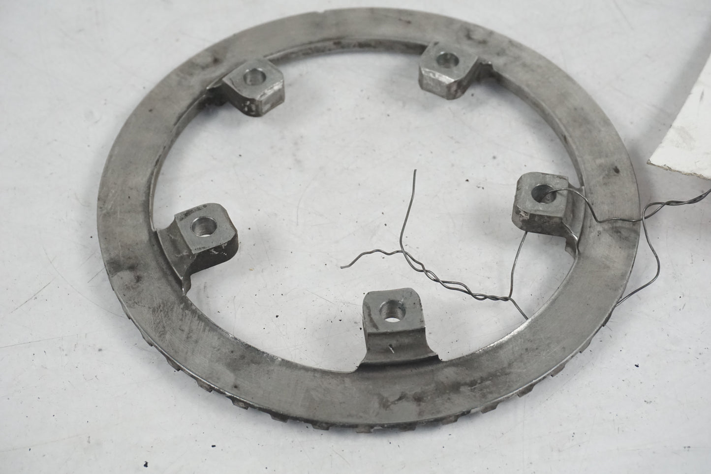 Snett uppifrån på ABS krans från en Yamaha FZ1-SA -2008 motorcykel.