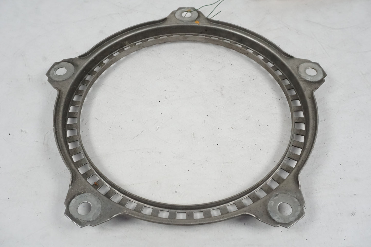 Höger sida på ABS krans från en BMW F 800 ST -2010 motorcykel.