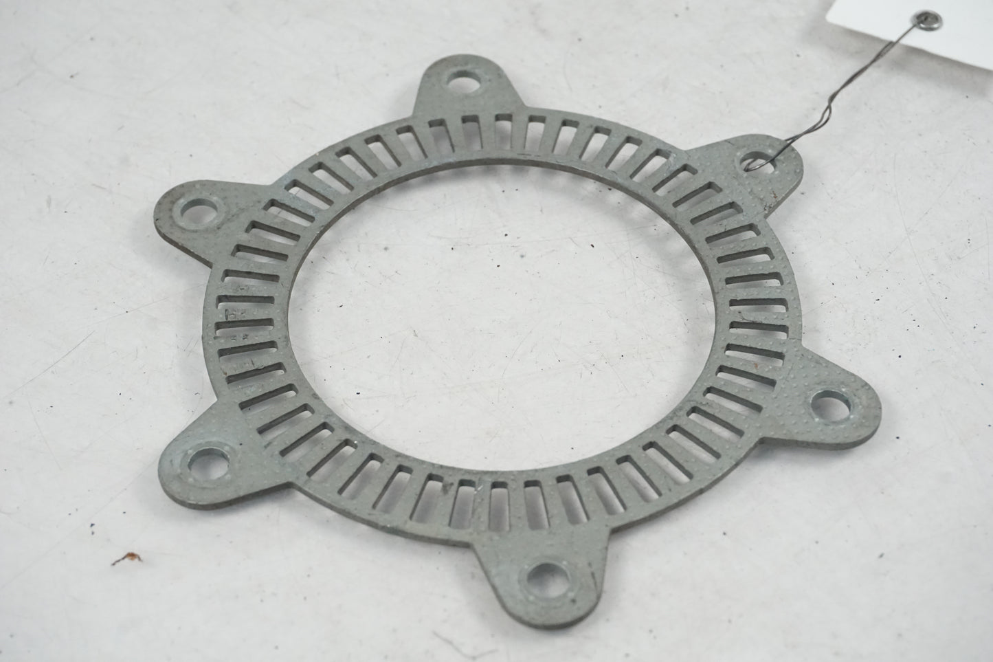 Höger sida på ABS krans från en BMW F 700 GS -2014 motorcykel.