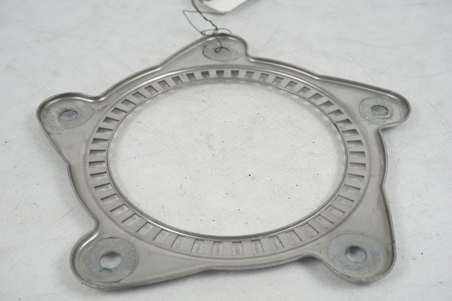 Höger sida på ABS krans från en BMW F 800 GT -2015 motorcykel.