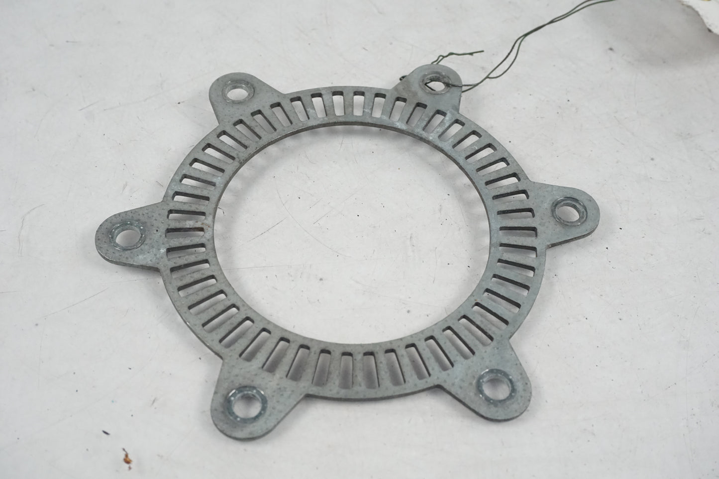 Höger sida på ABS krans från en BMW F 650 CS -2002 motorcykel.