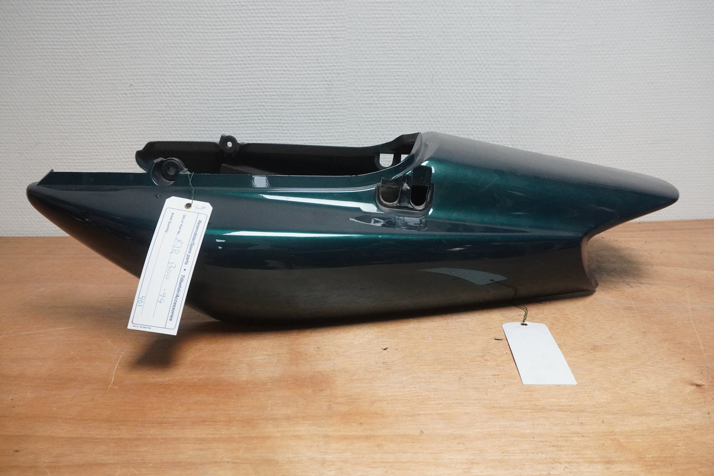 VÀnster sida pÄ Bakvinge frÄn en Yamaha XJR 1300 -1999 motorcykel.