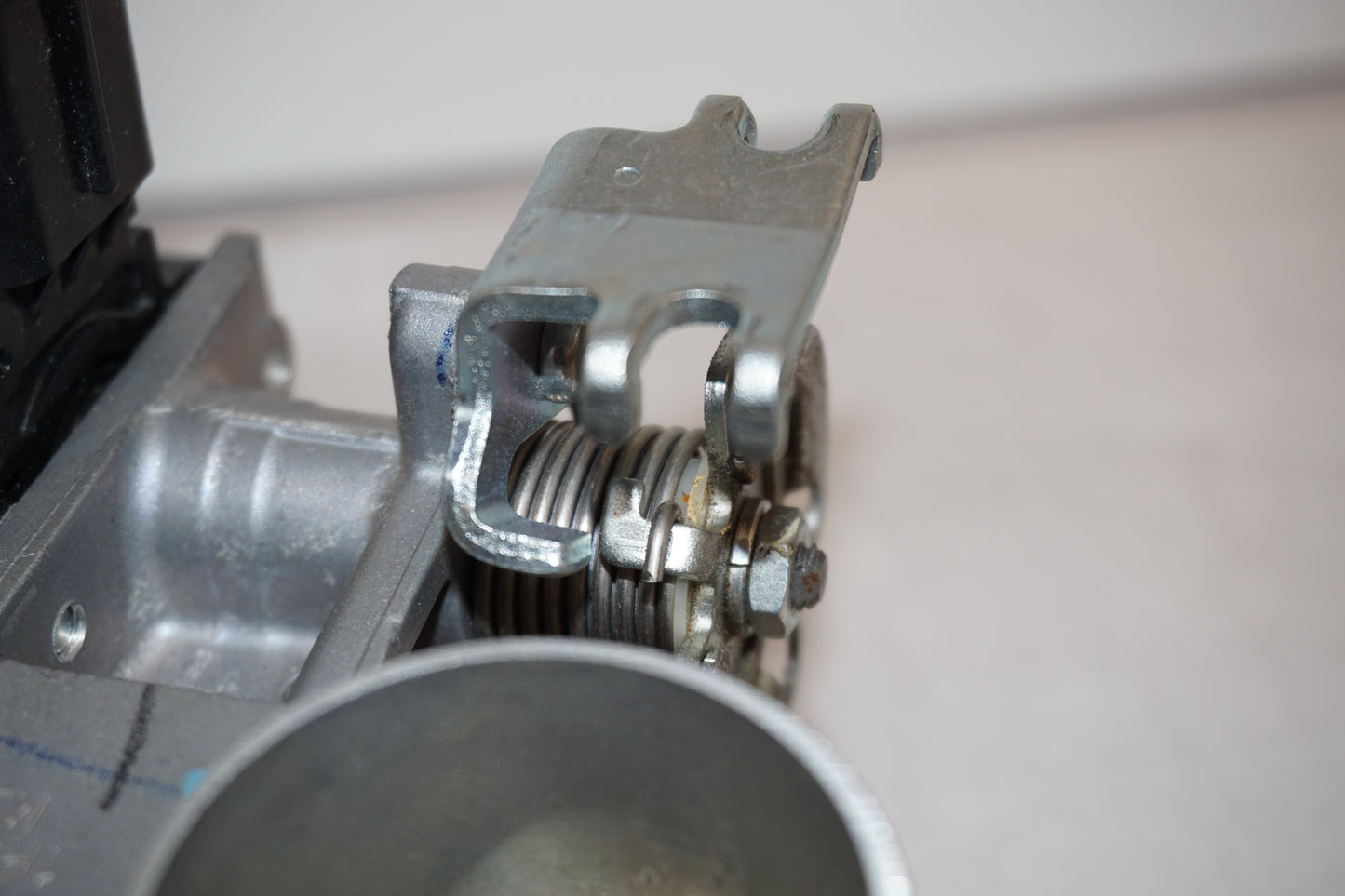 Extrabild3 på Spjällhus från en Yamaha MT-09 Tracer -2016 motorcykel.