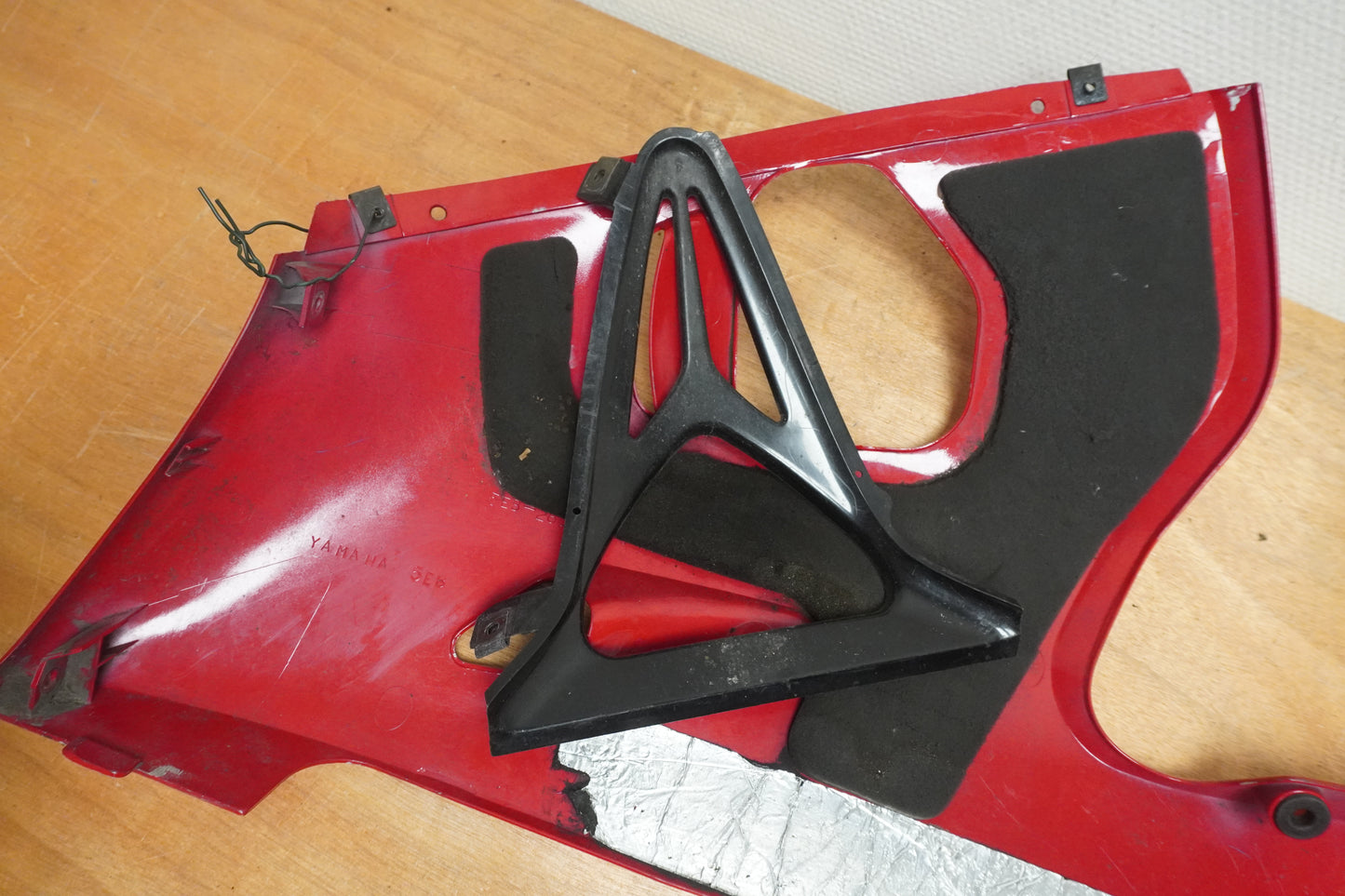 Vänster sida på Magkåpa från en Yamaha YZF R6 -2001 motorcykel.