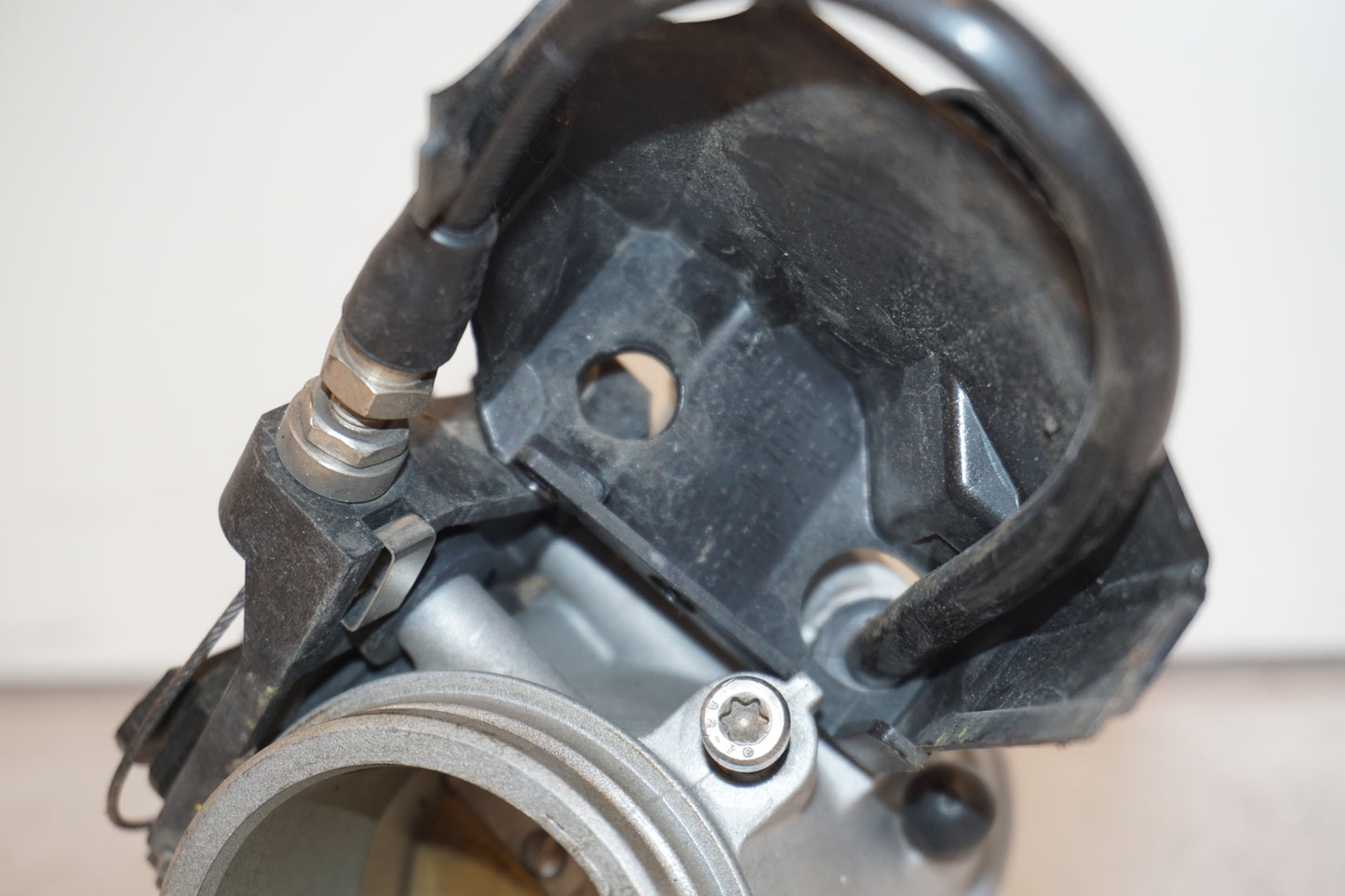 Extrabild2 på Spjällhus från en BMW R 1200 R -2007 motorcykel.