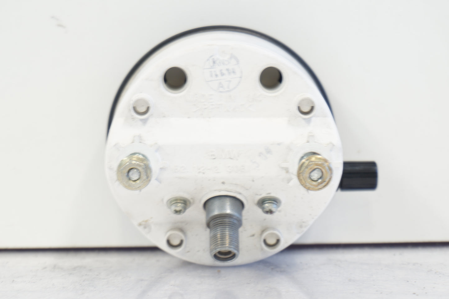 Snett nerifrån på Hastighetsmätare från en BMW R 1100 GS -1998 motorcykel.