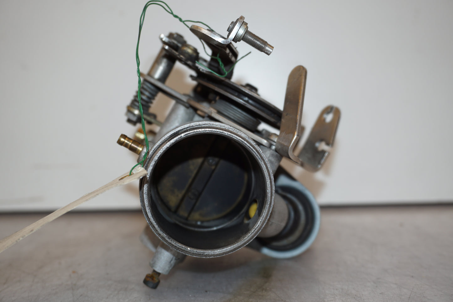 Snett nerifrån på Spjällhus från en BMW R 1100 R -1995 motorcykel.