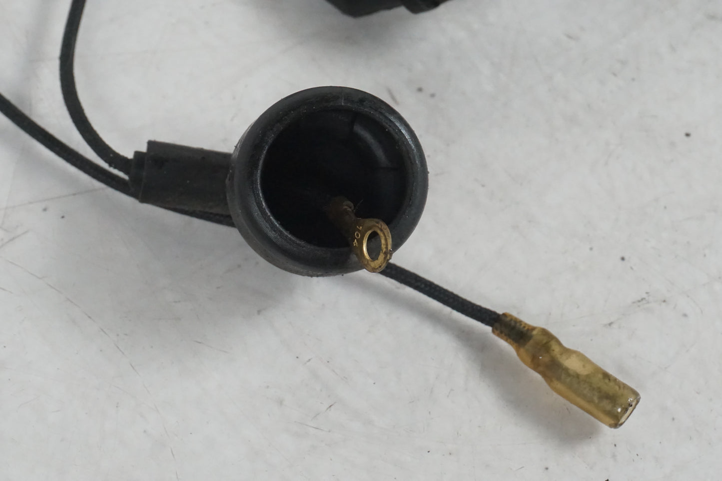 Snett nerifrån på Tändpickup från en Honda VFR 750 -1988 motorcykel.