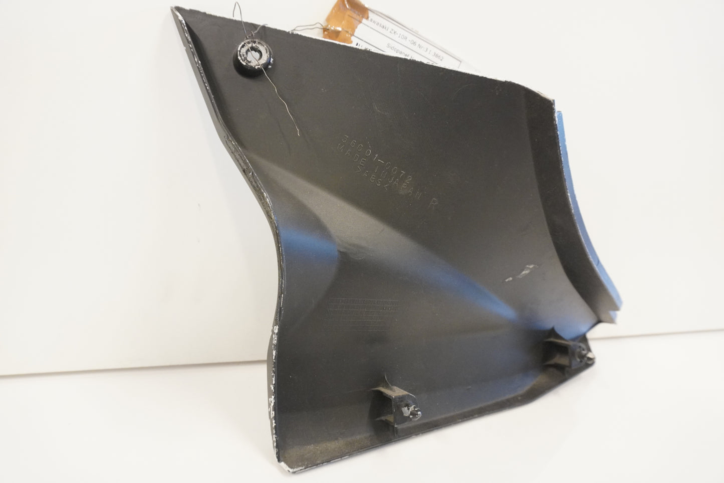 Höger sida på <p>Sidopanel höger från Kawasaki ZX-10R 2006.</p>
<p>Under sadel, små repor</p> motorcykel.