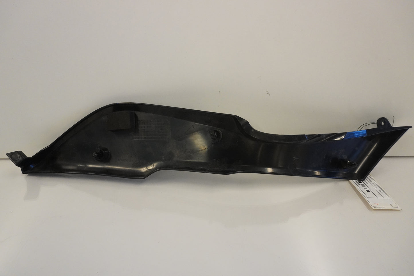 Baksidan på Bensintankskåpa från en Kawasaki Versys 650 -2007 motorcykel.