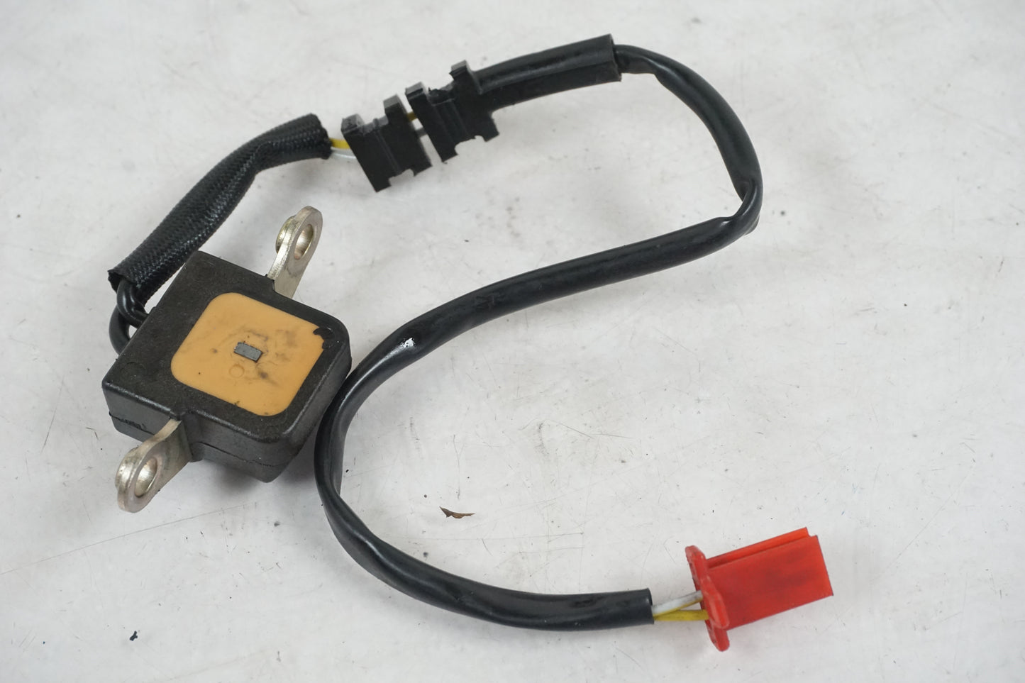 Höger sida på Tändpickup från en Honda CBR 900 RR -2000 motorcykel.