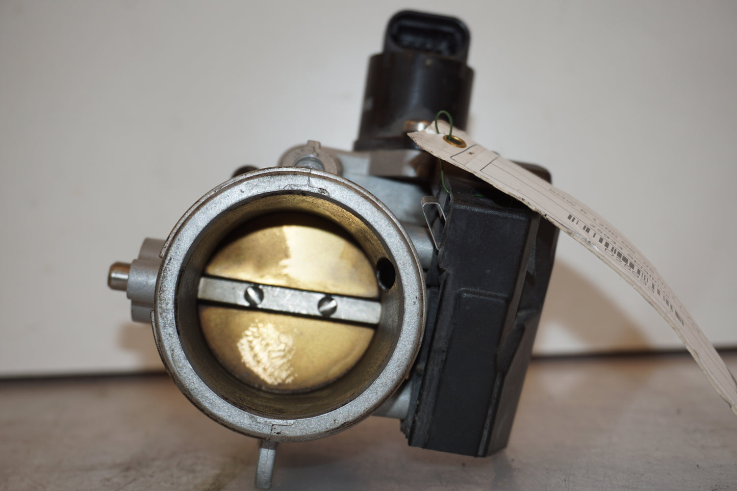 Snett nerifrån på Spjällhus från en BMW R 1200 GS -2005 motorcykel.