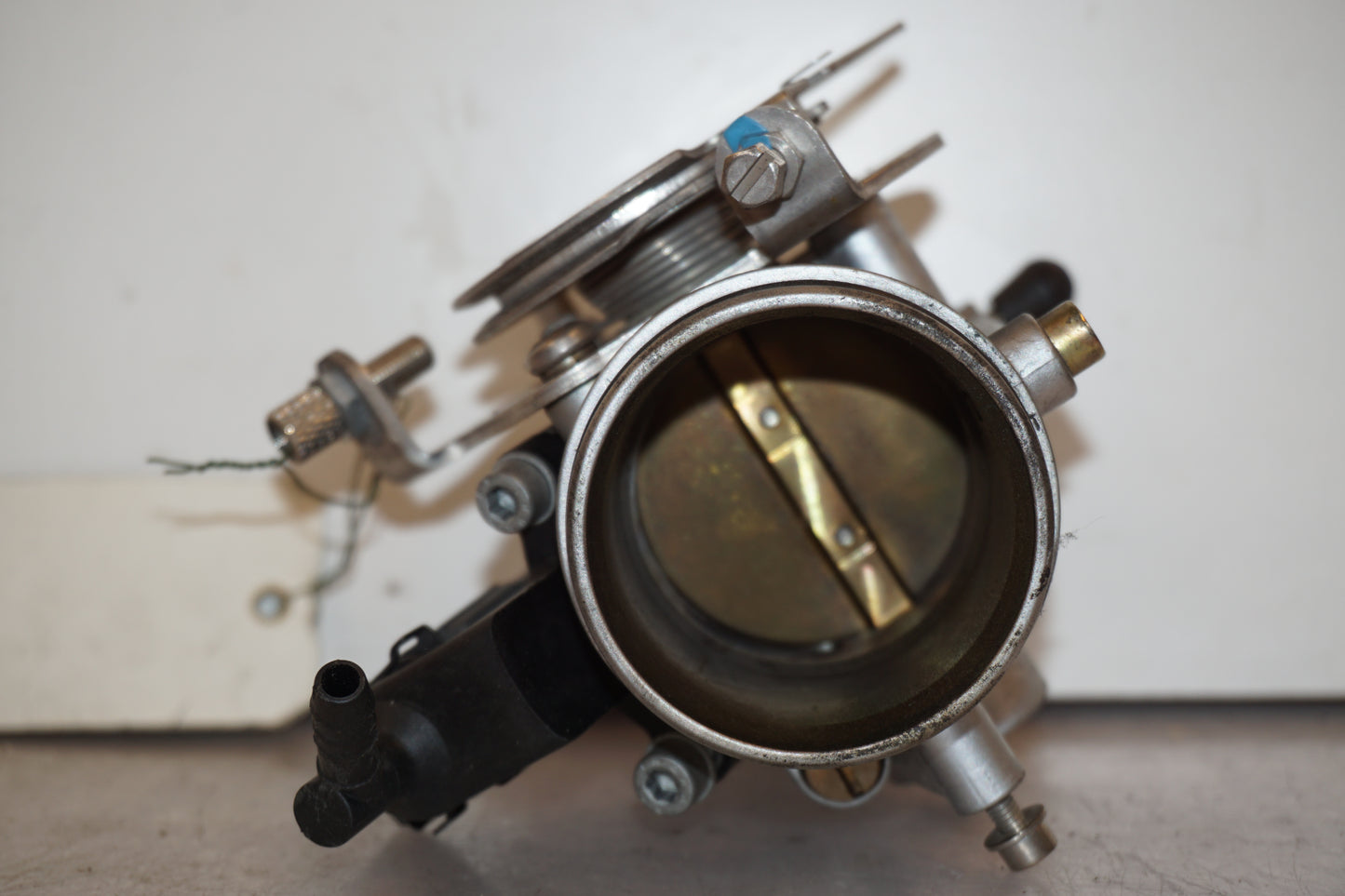 Snett nerifrån på Spjällhus från en BMW R 1100 S -2003 motorcykel.