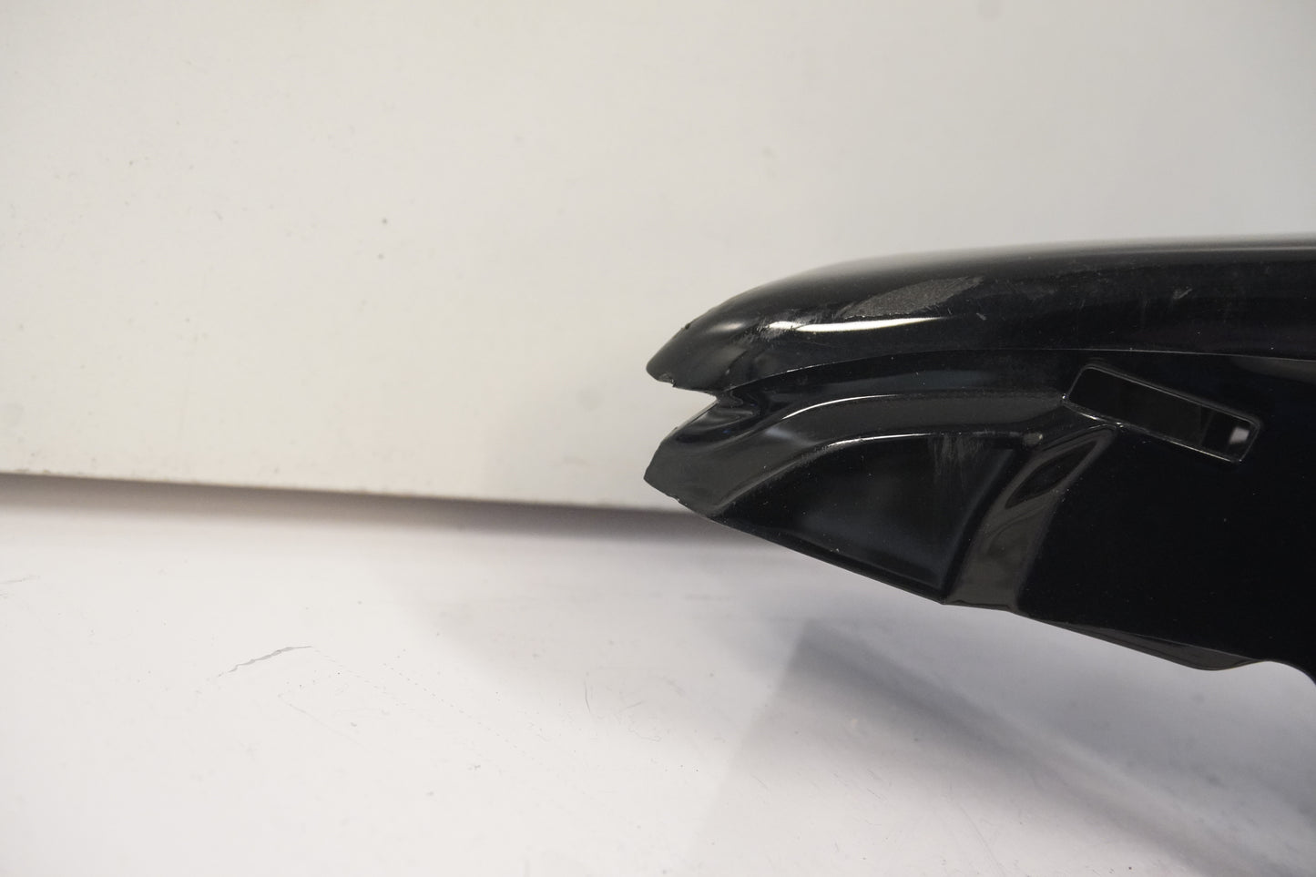 Snett nerifrån på Bakvinge från en Kawasaki ER-6F -2006 motorcykel.