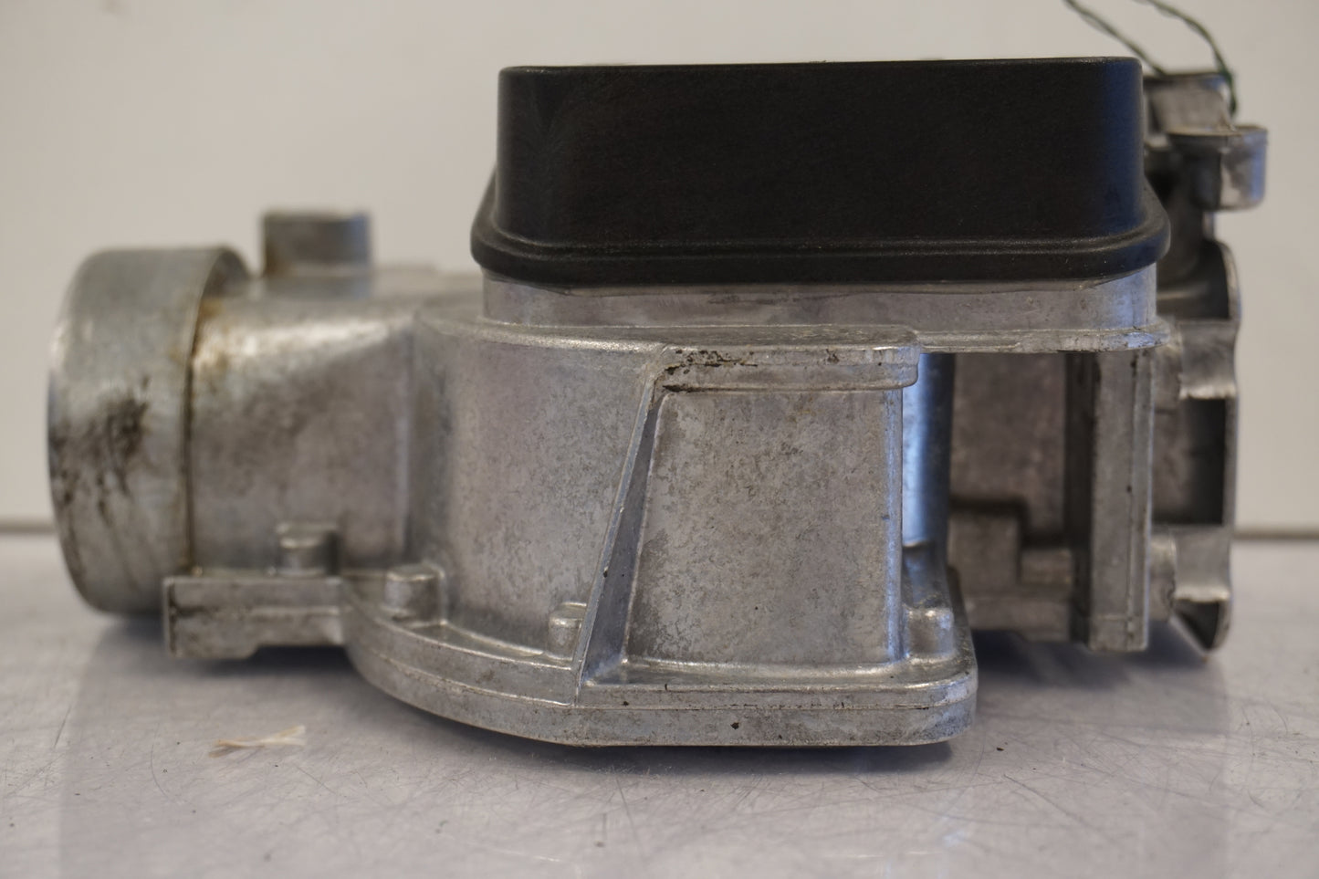 Snett nerifrån på Luftmassemätare från en BMW K 75 -1991 motorcykel.