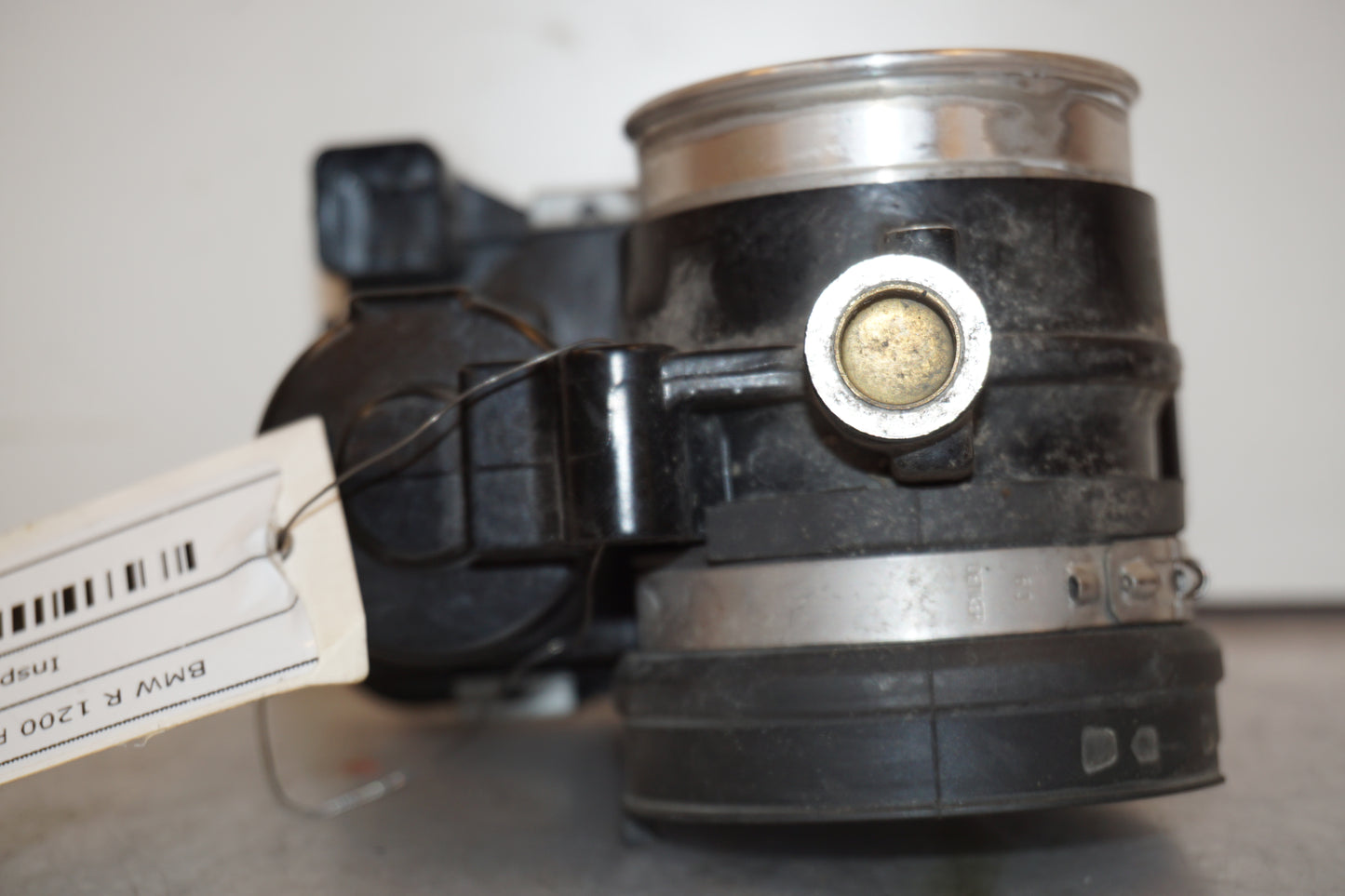 Snett nerifrån på Spjällhus från en BMW R 1200 RS -2015 motorcykel.